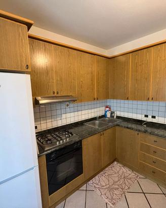 Cucina Angolare + Tavolo con mobili