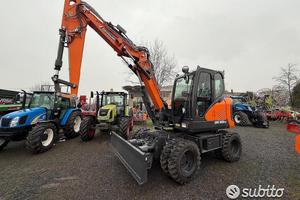 Escavatore gommato DEVELON DX 100 w