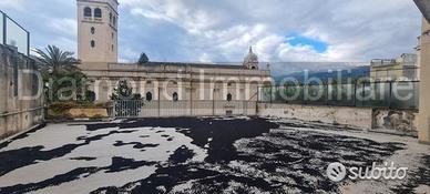 Due appartamenti con piano ammezzato a fiumefreddo