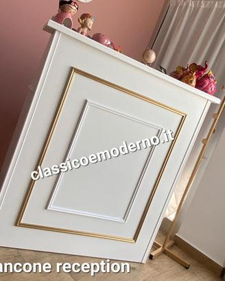 bancone reception doppia boiserie oro e bianco