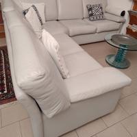 divano chiaro in vera pelle