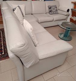 divano chiaro in vera pelle