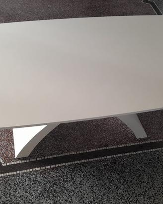 Tavolo da sala bianco