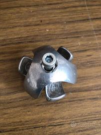 Giunto prisma per tubo metallico