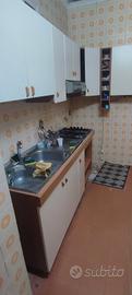 Cucina con piano cottura e lavabo