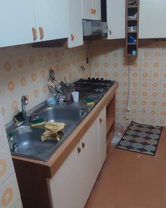 Cucina con piano cottura e lavabo