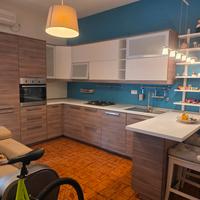 Meravigliosa cucina Ikea angolare con penisola