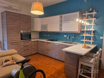 Meravigliosa cucina Ikea angolare con penisola