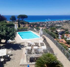 Villa di 350 m² con più di 5 locali a Bordighera