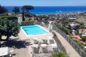 Villa di 350 m² con più di 5 locali a Bordighera