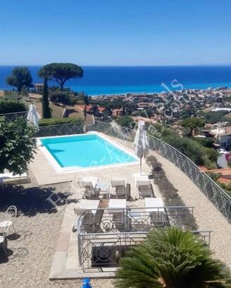 Villa di 350 m² con più di 5 locali a Bordighera