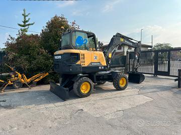 E229 Escavatore gommato Volvo 50 q