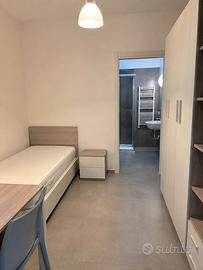 Stanza singola luminosa con bagno privato