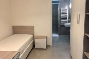 Stanza singola luminosa con bagno privato