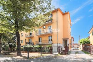 AMPIO 4 LOCALI CON INGRESSO INDIPENDENTTE E GIARDI