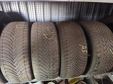 Set Pneumatici per automobile