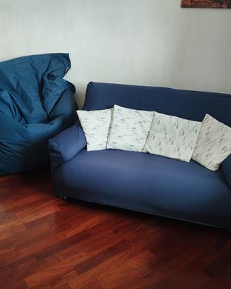divano due posti con cuscini e pouf abbinato