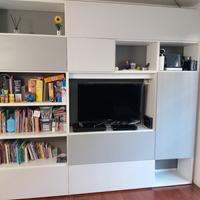 Parete attrezzata e libreria 