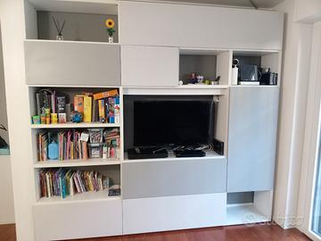 Parete attrezzata e libreria 