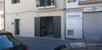 Locale commerciale su Piazza della Repubblica