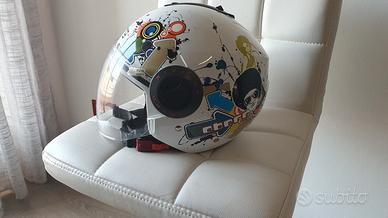 Serie di caschi per moto.
