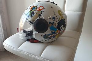 Serie di caschi per moto.