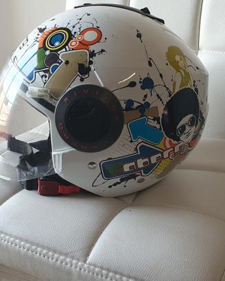 Serie di caschi per moto.