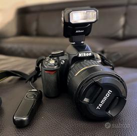 Fotocamera Nikon D3100 con 2 obbiettivi e flash