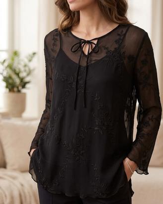 Blusa nera trasparente con ricami