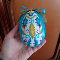 Uovo decorativo ricamato a mano punto croce 