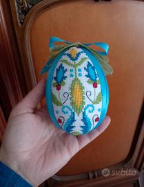 Uovo decorativo ricamato a mano punto croce 