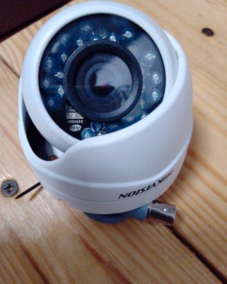 Telecamera Hikvision DS-2CE56C2T-IRM .