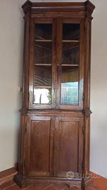 Angoliera in legno con vetrina