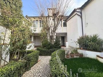 Villa di 170 m² con più di 5 locali e box auto a S