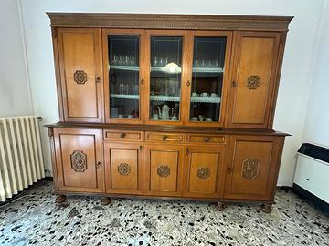 Credenza classica in legno con vetrina