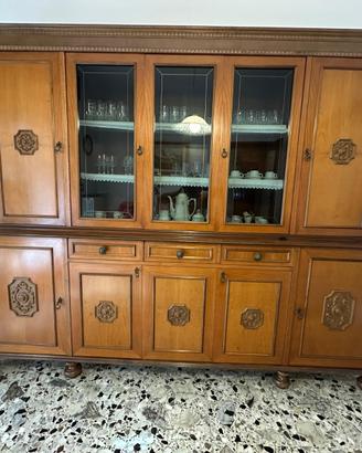 Credenza classica in legno con vetrina