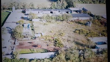 Terreno agricolo con depositi e abitazione rurale