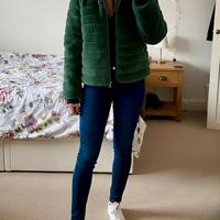 pellicciotto verde con cappuccio