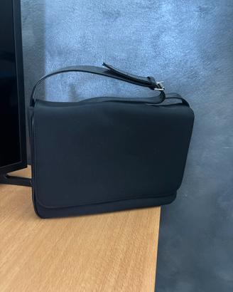 Borsa nera a spalla con tracolla regolabile