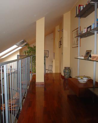 libreria a parete in metallo design marchio spagno