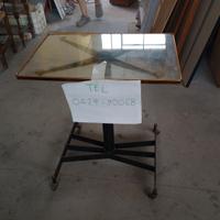 Tavolino in metallo con Piano In vetro