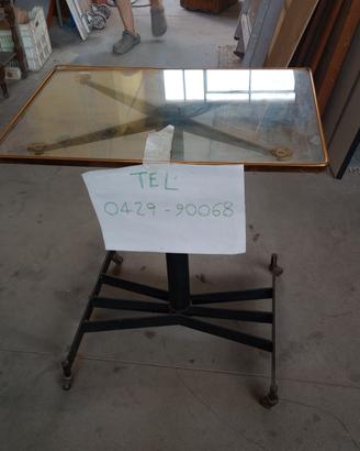 Tavolino in metallo con Piano In vetro