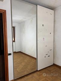 Armadio a due ante scorrevoli con grande specchio