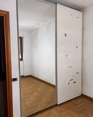 Armadio a due ante scorrevoli con grande specchio