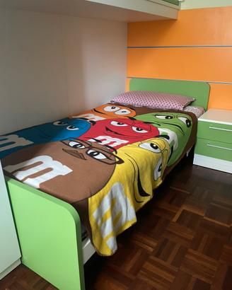 Letto con materasso e comodino coordinato