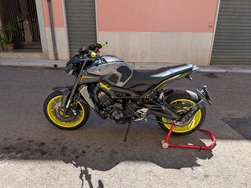 Yamaha MT-09 2017 Gen 2 Fluo and grey.