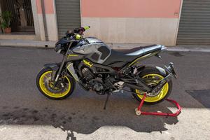 Yamaha MT-09 2017 Gen 2 Fluo and grey.