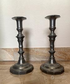 Coppia di candelabri a lume singolo in peltro