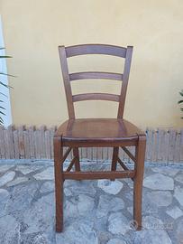 Quattro sedie in legno massello color noce
