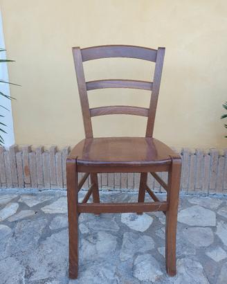 Quattro sedie in legno massello color noce